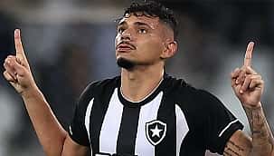 Tiquinho faz dois, Botafogo vence Fortaleza e segue na liderança do Brasileirão