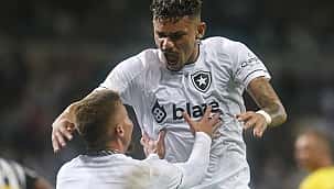 Tiquinho Soares decide, Botafogo vence o Cuiabá e dispara na liderança do Brasileirão 