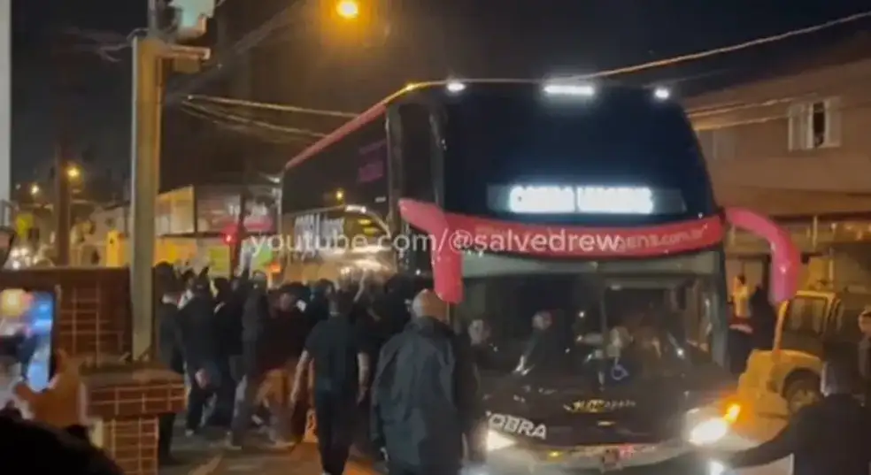 VÍDEO: Corinthians volta para São Paulo após ser recebido com protesto da torcida em Santos