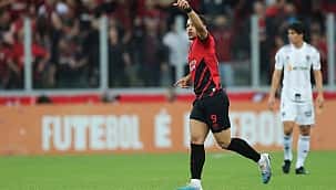 Vitor Roque acerta com o Barcelona, diz jornal espanhol; Athletico-PR nega