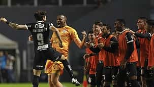 Yuri Alberto desencanta e Corinthians vence clássico contra o Santos na Vila Belmiro 