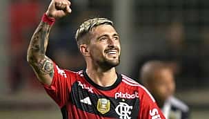 Arrascaeta brilha e Flamengo vira sobre o Galo