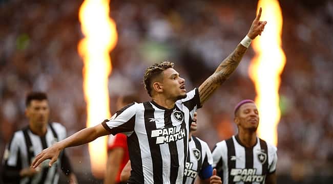 Com arquibancada cheia e atuação de gala, Botafogo bate o Coritiba por 4 a 1 