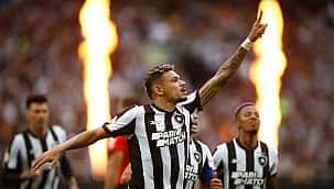 Com arquibancada cheia e atuação de gala, Botafogo bate o Coritiba por 4 a 1 