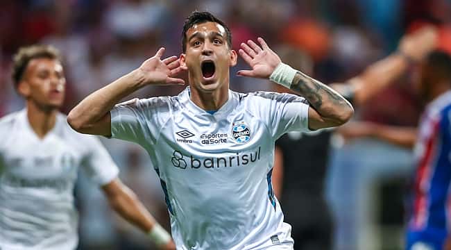 Grêmio vence Bahia no fim e se mantém na vice-liderança do Brasileirão