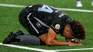 No 1º jogo sem Luís Castro, Botafogo vence clássico contra o Vasco e dispara na liderança 