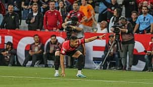 Palmeiras abre vantagem, mas sofre o empate do Athletico-PR na Ligga Arena: 2 x 2 