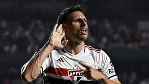 São Paulo goleia o Santos em casa e cola no G4 