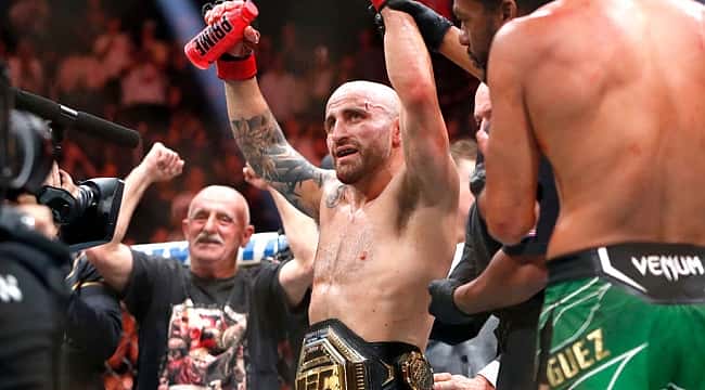 UFC 290: Volkanovski nocauteia Yair Rodriguez e se mantém campeão peso-pena