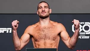 UFC Vegas 76: Sean Strickland usa experiência e nocauteia Magomedov; veja os resultados