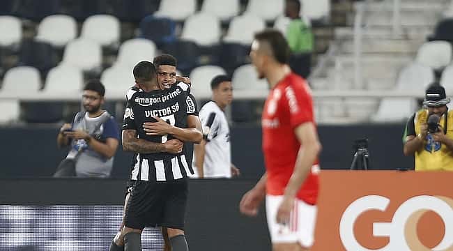 Botafogo vira sobre o Internacional e vence no encerramento do primeiro turno do Brasileirão 