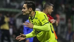 Com golaço de falta de Veiga, Palmeiras vence o Vasco e segue à caça do líder Botafogo