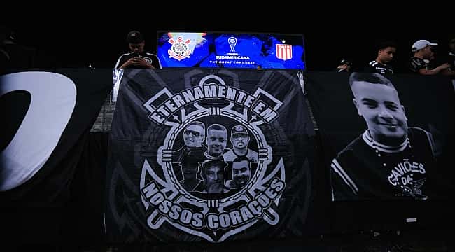 Corinthians homenageia mortos em acidente durante a vitória sobre o Estudiantes