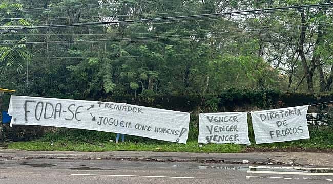 "Diretoria de frouxos"; Torcida do Flamengo protesta no Ninho do Urubu