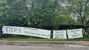 "Diretoria de frouxos"; Torcida do Flamengo protesta no Ninho do Urubu