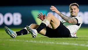 "El pirata da colina": Em apenas um jogo pelo Vasco, Vegetti cai nas graças da torcida 