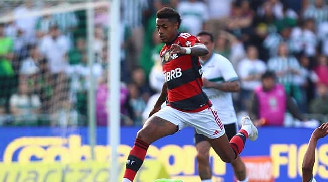 Flamengo vence o Coritiba e sobe para terceiro no Brasileirão