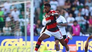 Flamengo vence o Coritiba e sobe para terceiro no Brasileirão
