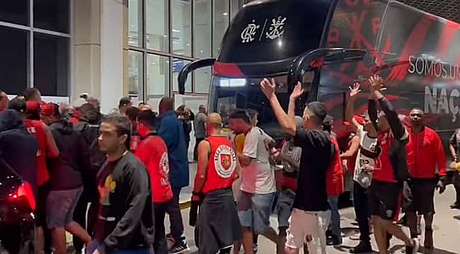 Flamengo é recebido com protesto no Rio de Janeiro