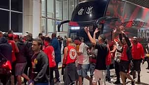 Flamengo é recebido com protesto no Rio de Janeiro
