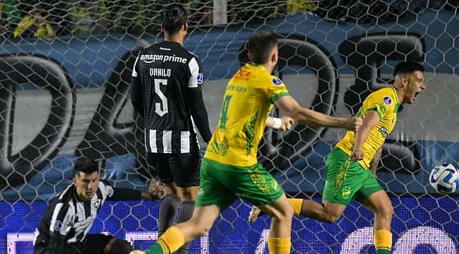 Nico Fernández faz dois, Botafogo perde para o Defensa y Justicia e é eliminado da Sul-Americana