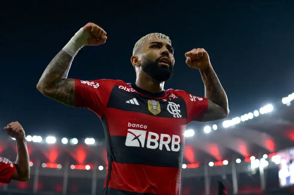 "O poderoso Gabi": Festa de Gabigol rende críticas da torcida do Flamengo, que organiza protesto