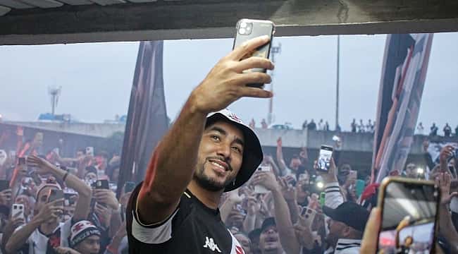 Payet é recebido por mais de 5 mil torcedores do Vasco em aeroporto; veja a repercussão