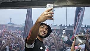 Payet é recebido por mais de 5 mil torcedores do Vasco em aeroporto; veja a repercussão