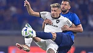 Tiquinho sai de campo com dores no joelho e preocupa torcedores