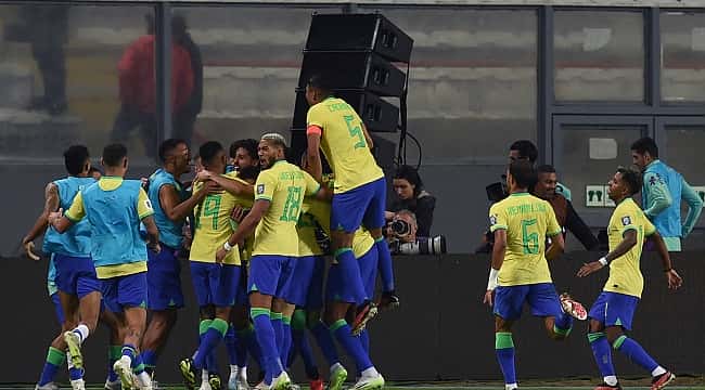Brasil de Diniz não empolga, mas vence Peru no fim e segue na liderança das Eliminatórias