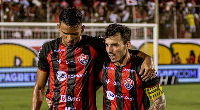 Galeria: confira imagens da goleada do Vila Nova no 1º jogo da