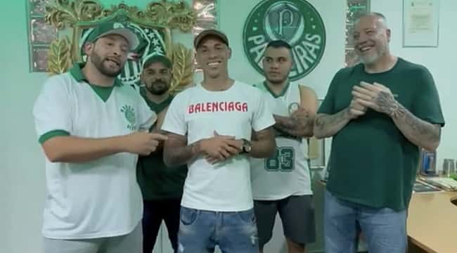 Breno Lopes vai à Mancha Verde e pede desculpas à torcida do Palmeiras