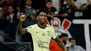 Com gol de Gil, Corinthians bate o Botafogo e se afasta da zona de rebaixamento do Brasileirão