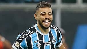 Grêmio vence Palmeiras e embola o topo da tabela