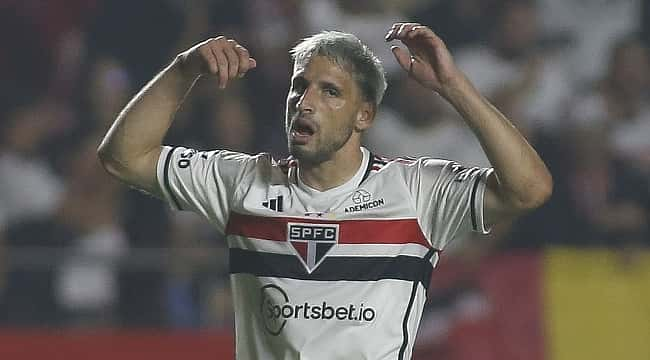 São Paulo vence o Corinthians com dois de Calleri após o título da Copa do Brasil