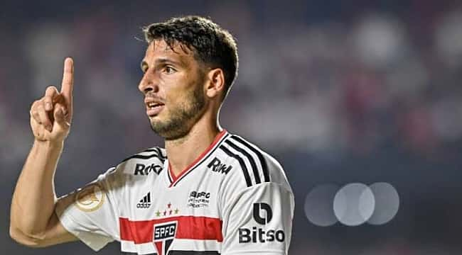 'Um gol nem sempre evita a tristeza': São Paulo liga o alerta para a solidão de Calleri