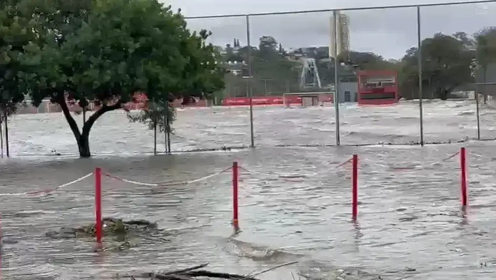 VÍDEO: Chuva e cheia do Guaíba alagam gramados do CT do Inter