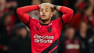 Vitor Roque rompe ligamento e não deve mais pisar em campo em 2023