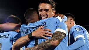Com direito a 'olé' e lesão de Neymar, Uruguai vence por 2 x 0 e toma vice-liderança do Brasil 