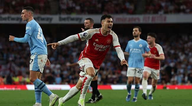 Com gol de Gabriel Martinelli, Arsenal bate City, dá fim ao jejum e cola na liderança da Premier League