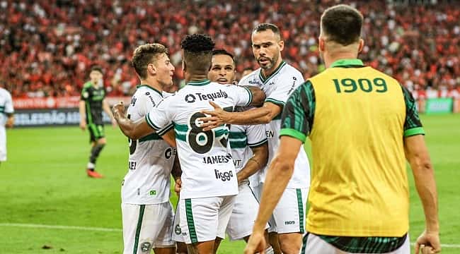 Coritiba faz quatro gols e derrota Internacional dentro do Beira-Rio