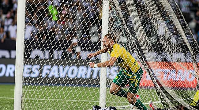 Cuiabá vence o Botafogo, que vê a diferença para o Palmeiras cair para seis pontos