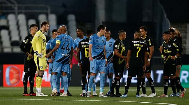 Em jogo adiado por conta da falta de luz no Nilton Santos, Botafogo e Athletico-PR ficam no empate