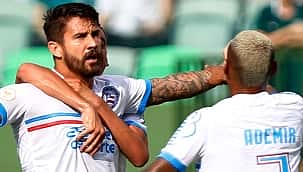 Em jogo com duas viradas e dez gols, Bahia bate o Goiás na Serrinha e sai da zona de rebaixamento