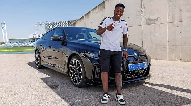 Jogadores do Real Madrid recebem presente da BMW