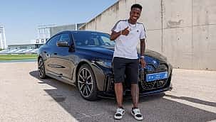 Jogadores do Real Madrid recebem presente da BMW