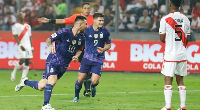 Messi decide com dois gols, Argentina vence o Peru e dispara na liderança das Eliminatórias