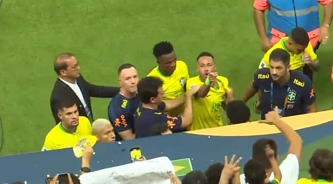 Neymar é atingido por balde de pipoca após empate com a Venezuela e xinga torcedor 