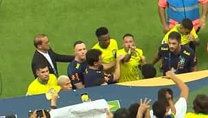 Neymar é atingido por balde de pipoca após empate com a Venezuela e xinga torcedor 