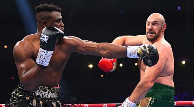 Ngannou consegue knockdown, mas Tyson Fury vence luta empolgante na decisão